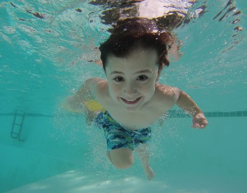 Kaip išmokyti vaiką plaukti: trenerių patarimai tėvams