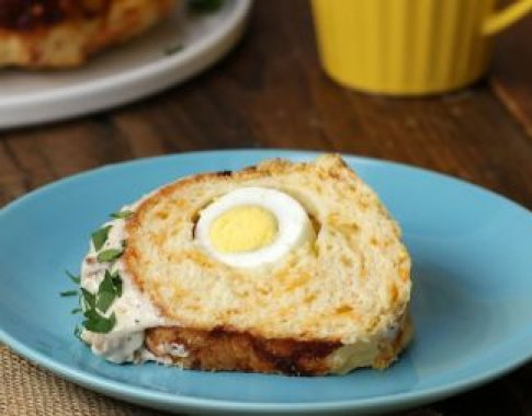 Idėja išradingiems pusryčiams – sūrio pyragas, įdarytas virtais kiaušiniais (video)
