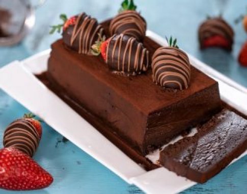 Tikriems smaližiams – šokoladinis pyragas su braškėmis (video)
