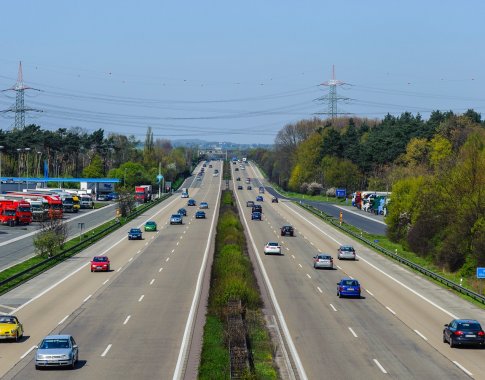 Ekonomistas: kuro kaina Lietuvoje turėtų dar kristi