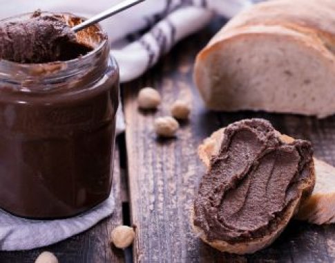 Namų gamybos „Nutella“ – šokoladinis lazdyno riešutų kremas (video)