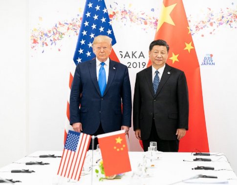 Nepaisant nesutarimų dėl koronaviruso, JAV ir Kinija žada įgyvendinti prekybos susitarimą