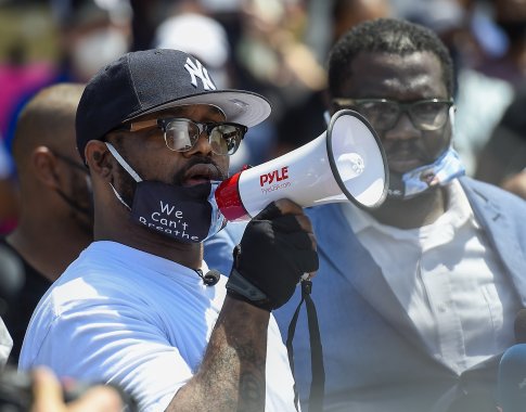 JAV: G. Floydo šeima ragina protestuotojus susilaikyti nuo smurto