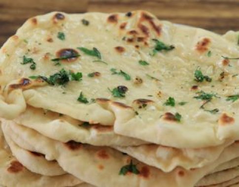 Indiška „Naan“ duonelė su česnakiniu sviestu (video)