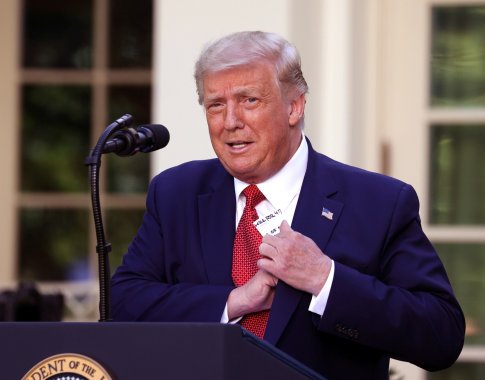 D. Trumpas paragino amerikiečius dėvėti kaukes, jei nėra galimybės laikytis socialinio atstumo D. Trumpas paragino amerikiečius dėvėti kaukes, jei nėra galimybės laikytis socialinio atstumo