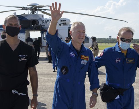 „SpaceX“ įgulos kapsulė su NASA astronautais iš TKS sėkmingai nusileido Žemėje