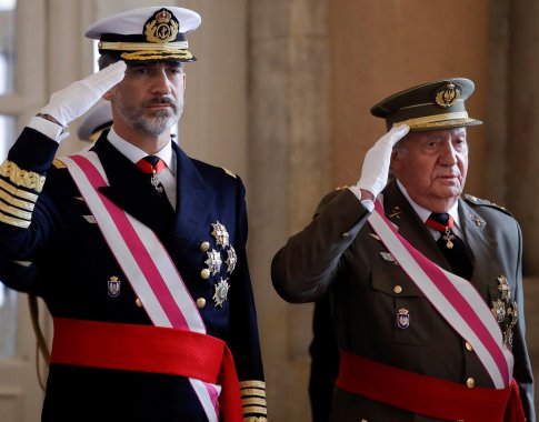 Korupcija įtariamas buvęs Ispanijos karalius Juanas Carlosas palieka šalį