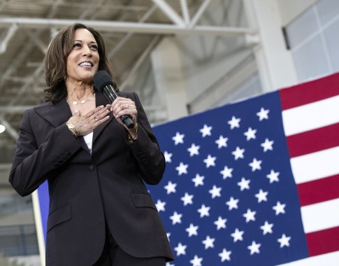 J. Bidenas savo kandidate į viceprezidento postą pasirinko juodaodę senatorę K. Harris