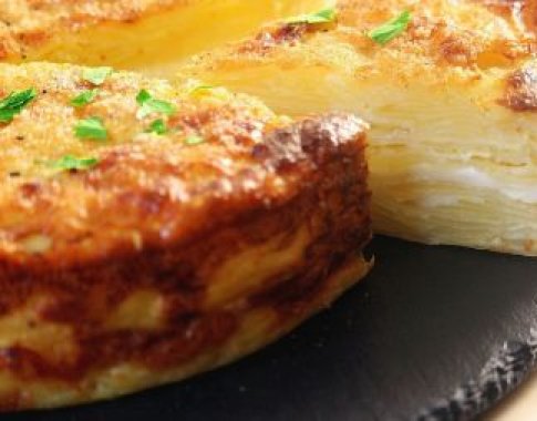 Sekmadienio popietei – bulvių pyragas su sūriu (video)