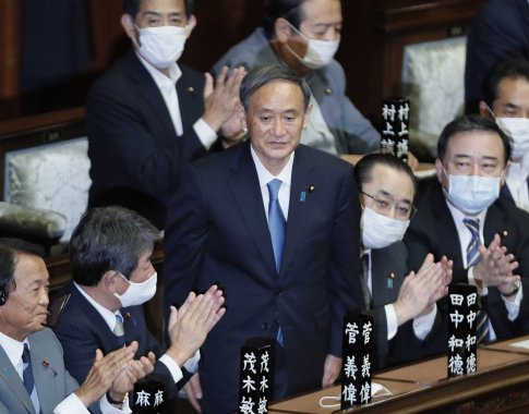 Japonijos parlamentas patvirtino Yoshihide Sugą naujuoju šalies premjeru