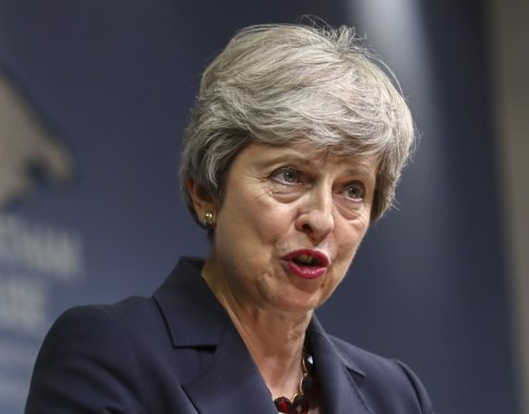 Buvusi JK premjerė Th. May kritikuoja „beatodairišką“ šalies „Brexit“ planą