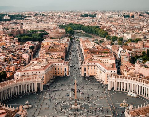 Atsistatydino vienas įtakingiausių Vatikano kardinolų