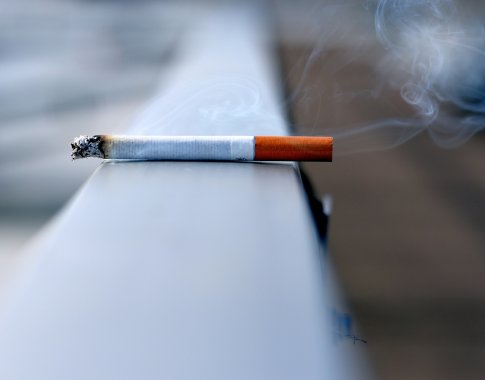 Seimas įteisino draudimą rūkyti daugiabučių balkonuose, bet yra sąlyga