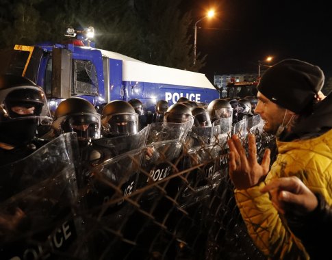 Tbilisyje tūkstančiai protestuotojų reikalavo pirmalaikių rinkimų, policija prieš juos panaudojo ašarines dujas