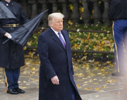 D. Trumpas uždraudė investuoti į Kinijos bendrovės, padedančias šios šalies kariuomenei D. Trumpas uždraudė investuoti į Kinijos bendrovės, padedančias šios šalies kariuomenei