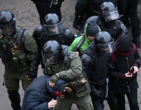 Baltarusijoje per protestus sulaikyta per 1 000 žmonių