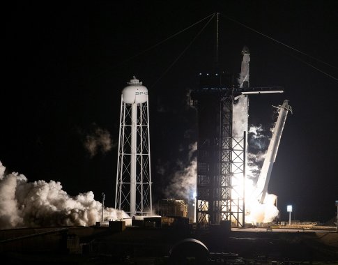 „SpaceX“ raketa su keturiais astronautais sėkmingai pakilo skrydžiui į TKS