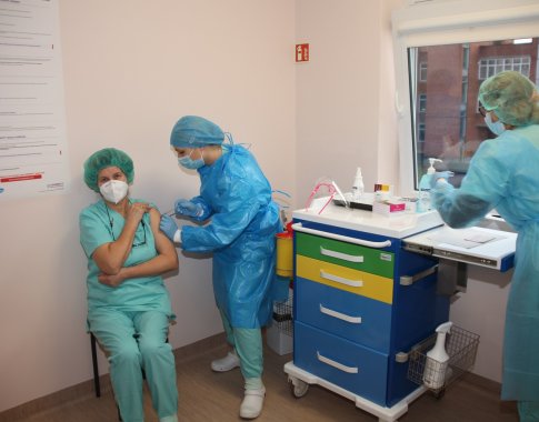 Pirmąją vakcinavimo dieną nuo koronaviruso paskiepyta 2270 Lietuvos medikų