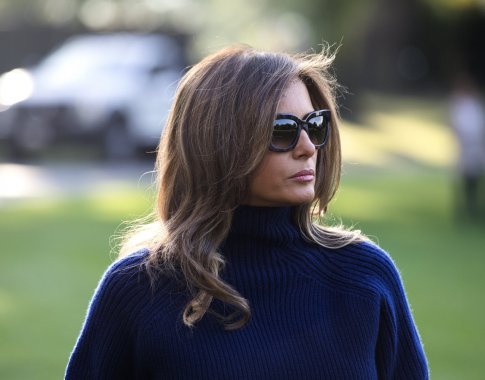 Atsisveikindama Melania Trump ragina jausti aistrą, bet nesiimti smurto