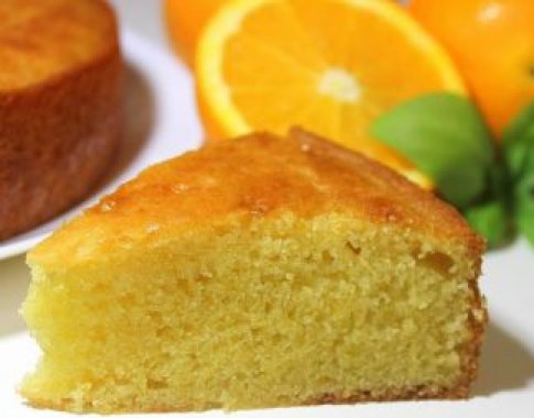 Gardus apelsininis pyragas vos iš kelių ingredientų (video)
