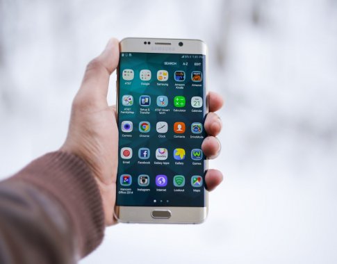 Skaitmenizacijos virusas: kompiuterių pirkome kaip niekad daug, į stalčius gulė seni telefonai Skaitmenizacijos virusas: kompiuterių pirkome kaip niekad daug, į stalčius gulė seni telefonai