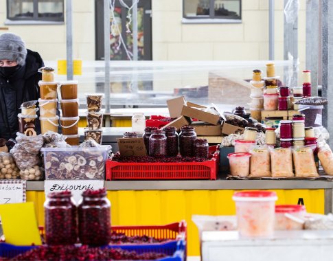 Atnaujinama nedidelių parduotuvių, grožio paslaugų veikla, lauko prekyba