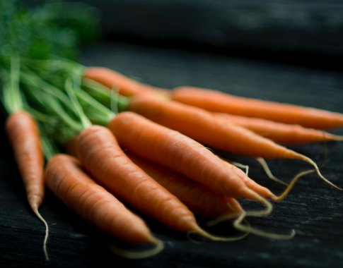 Šviežios morkos – ne tik regėjimui, bet ir organizmui stiprinti: įdomūs faktai ir pyrago receptas