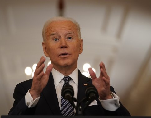 J. Bidenas: JAV kova su COVID-19 „toli gražu nesibaigė“ J. Bidenas: JAV kova su COVID-19 „toli gražu nesibaigė“