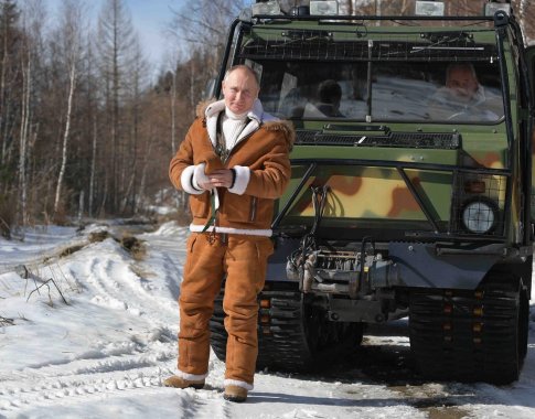 V. Putinas demonstruoja mačo įvaizdį: Sibire po miškus važinėjosi visureigiu ir karstėsi tiltu