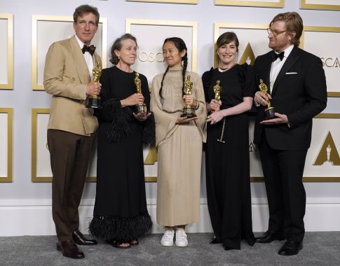 Los Andžele išdalinti prestižiniai „Oskarų“ apdovanojimai, geriausiu metų filmu pripažinta „Klajoklių žemė“