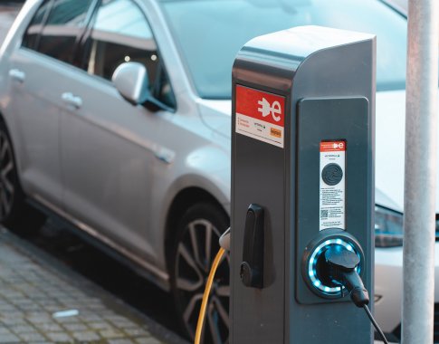 Iki 2027 m. elektromobilių gamyba kainuos pigiau nei automobilių su vidaus degimo varikliais