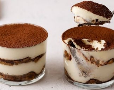 Itališka klasika – greitai ir lengvai pagaminamas „Tiramisu“ desertas (video)