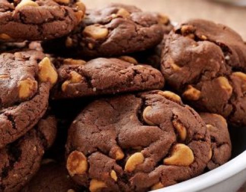 Šokoladiniai sausainiai su žemės riešutų sviesto įdaru (video)