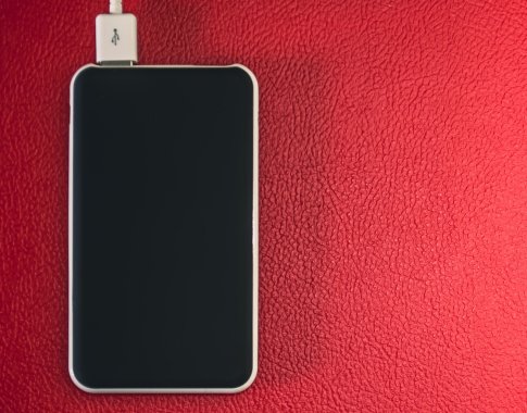 Ekspertas paaiškino, kodėl nereikėtų krauti telefono per naktį Ekspertas paaiškino, kodėl nereikėtų krauti telefono per naktį
