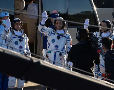 Į naująją kosminę stotį pakilo trys kinų astronautai