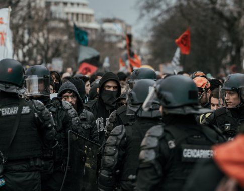 Pandemija – palankus metas ekstremistams: naudojasi situacija visuomenei supriešinti Pandemija – palankus metas ekstremistams: naudojasi situacija visuomenei supriešinti