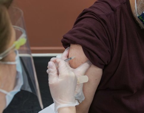 Perspėja dėl liūdno scenarijaus: jei skiepijimo tempas nedidės, rudenį teks grįžti prie griežtesnių ribojimų Perspėja dėl liūdno scenarijaus: jei skiepijimo tempas nedidės, rudenį teks grįžti prie griežtesnių ribojimų