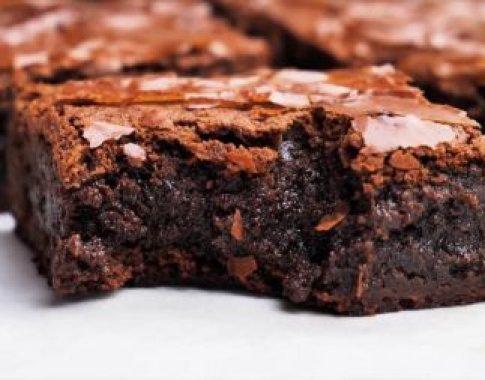 Šokoladinis braunis – tikras malonumas saldėsių mėgėjams (video)
