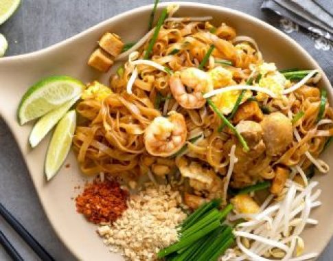„Pad Thai“ – tailandietiški makaronai su vištiena ir krevetėmis (video)