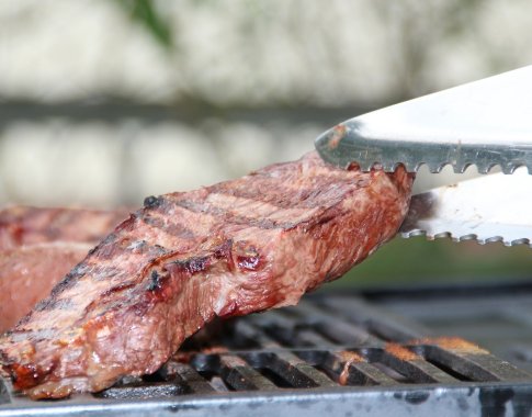 Kepame tobulą jautienos didkepsnį: kodėl jam reikia leisti „pailsėti“ prieš valgant ir kitos paruošimo gudrybės Kepame tobulą jautienos didkepsnį: kodėl jam reikia leisti „pailsėti“ prieš valgant ir kitos paruošimo gudrybės