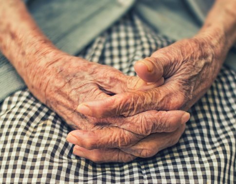 Užfiksavo retą reiškinį: 90-metė vienu metu buvo užsikrėtusi dviejų atmainų koronavirusu Užfiksavo retą reiškinį: 90-metė vienu metu buvo užsikrėtusi dviejų atmainų koronavirusu