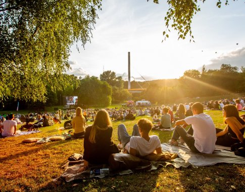 Vasara mieste: iš karščio svaigulio Vilniečius budins nemokami „Vasaros kino“ seansai