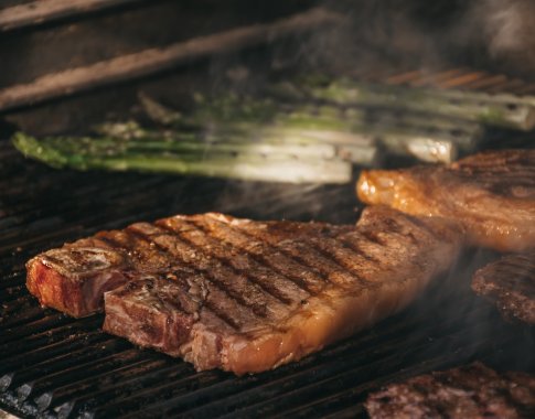 Šefas V. Blauzdavičius pataria: kokie marinatai labiausiai tinka kepant mėsą grilyje vasarą