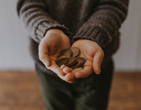 Ragina naikinti „atidirbinėjimo“ už socialinę paramą sistemą: tai moderni vergystė Ragina naikinti „atidirbinėjimo“ už socialinę paramą sistemą: tai moderni vergystė