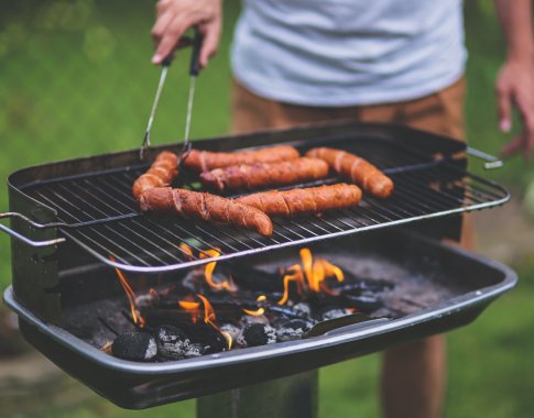 Grilyje keptos dešrelės: kaip neperkepti ir su kuo jas valgyti? Grilyje keptos dešrelės: kaip neperkepti ir su kuo jas valgyti?