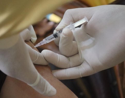 Šešėlinė vyriausybė nuo COVID pasiskiepijusiems 65+ asmenims siūlo skirti 100 eurų išmoką Šešėlinė vyriausybė nuo COVID pasiskiepijusiems 65+ asmenims siūlo skirti 100 eurų išmoką