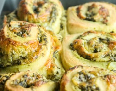 Purios bandelės su pesto padažu ir mocarelos sūriu (video) Purios bandelės su pesto padažu ir mocarelos sūriu (video)