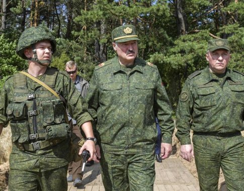 Baltarusija ginkluojasi: sieks įsigyti iš Rusijos ginklų už 1 mlrd.