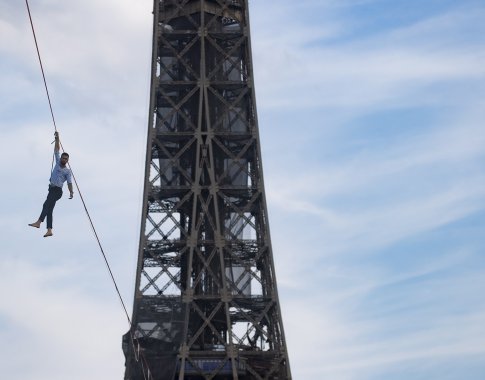 Paryžiuje drąsuolis akrobatas nepabūgos 70 m aukščio: įtemptu lynu kirto Senos upę