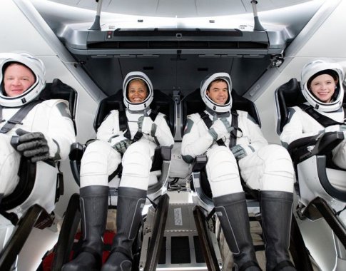 Istorinė kelionė į kosmosą: iš civilių sudaryta „SpaceX“ įgula sėkmingai užbaigė skrydį aplink Žemę